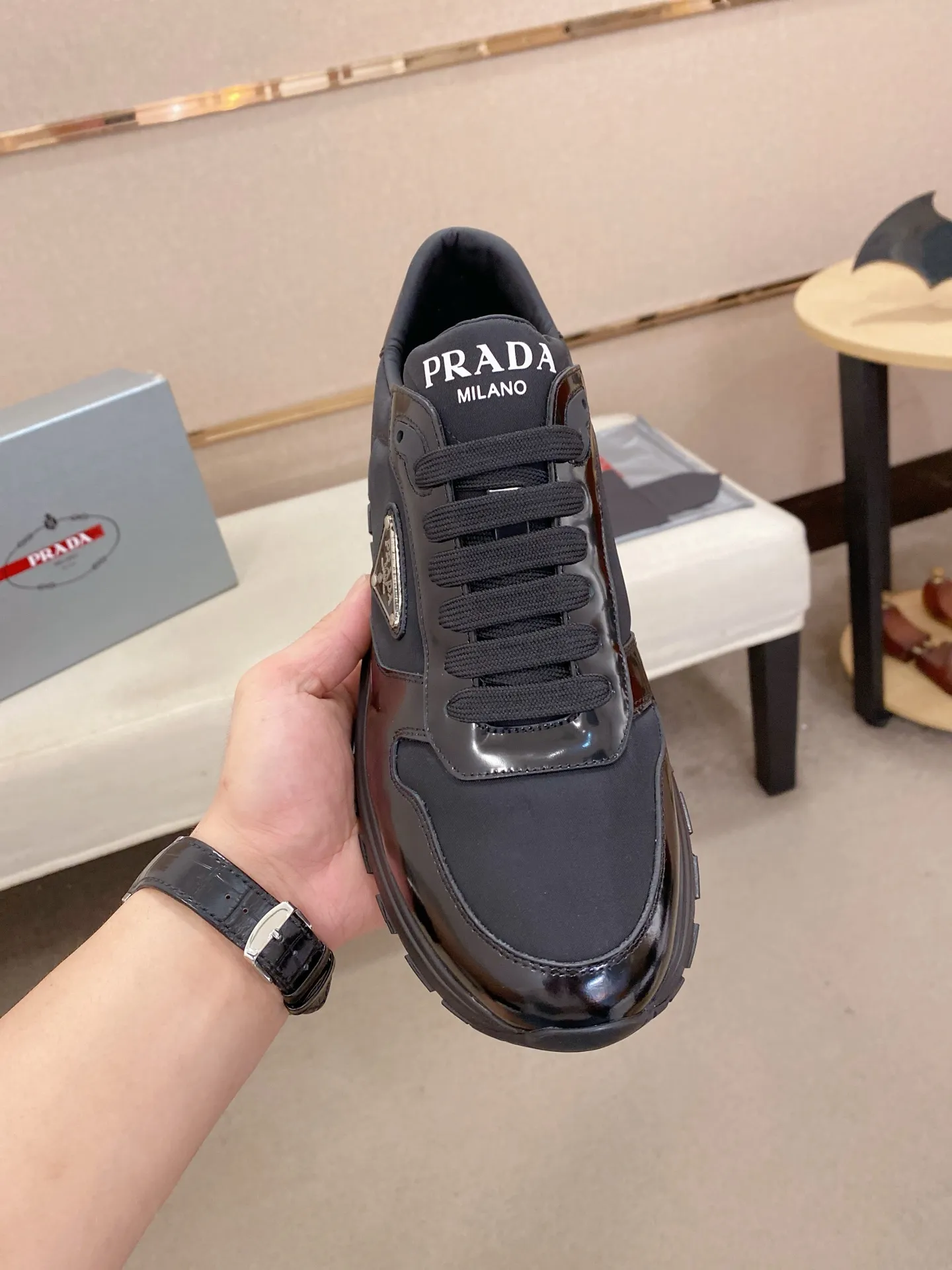 Factory price 540💰 ✔️✔️✔️High version High-quality new PRADA counters are on the market at the same time. The new men's shoes and 😘fabrics are selected from imported first-layer cowhide and are made by pure handcrafts. Lining: Full cowhide lining. 👍🏿 High-end ☄️ air-cushion molded anti-slip rubber outsole, exquisite lines, simple and elegant, comfortable and high-end for leisure travel. Code number: 38 to 44
